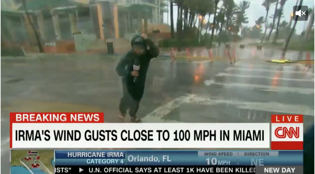 Phóng[-]viên[-]Mỹ[-]đứng[-]giữa[-]mưa[-]bão[-]đưa[-]tin[-]gây[-]tranh[-]cãi